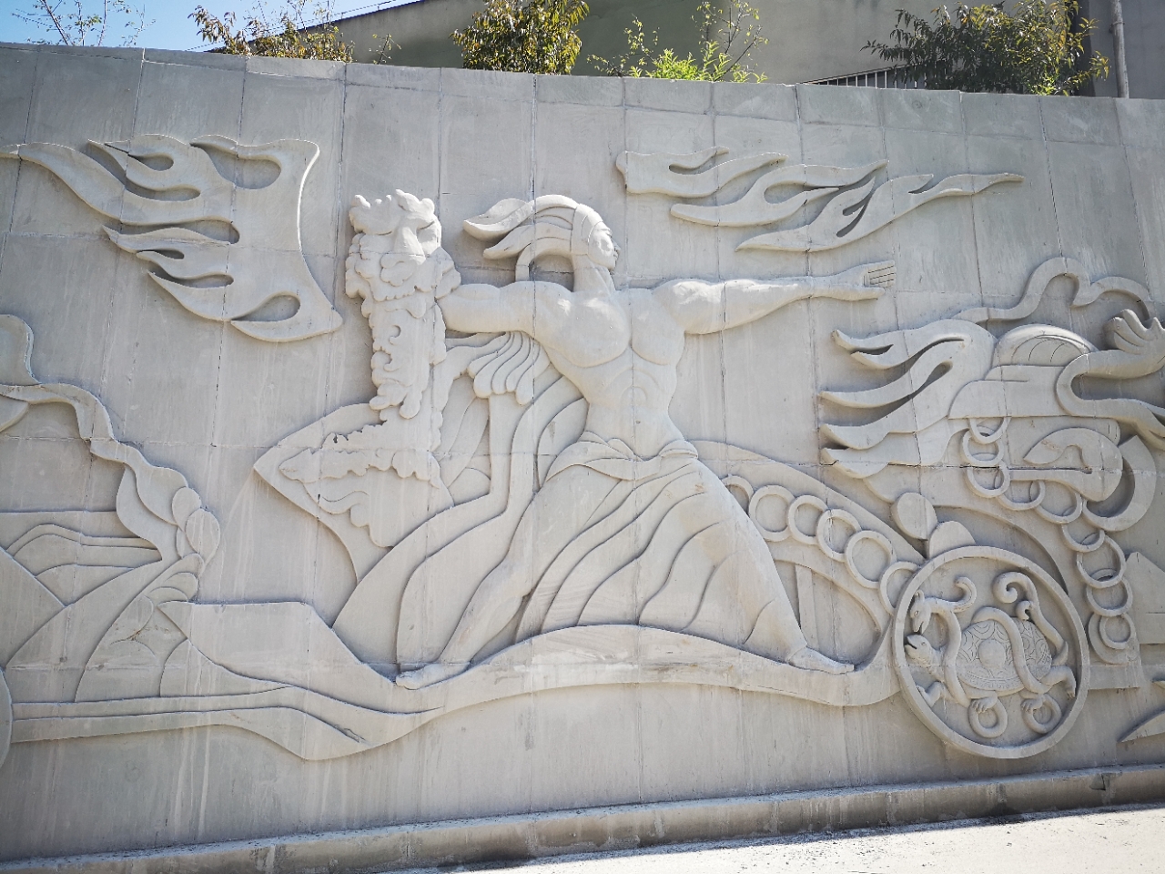 栩栩如生!忠县这家医院边坡正安装大型浮雕