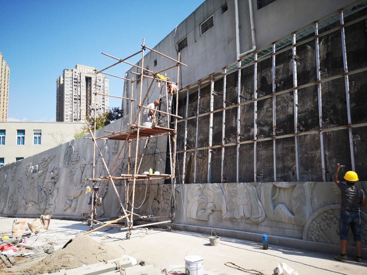 栩栩如生!忠县这家医院边坡正安装大型浮雕